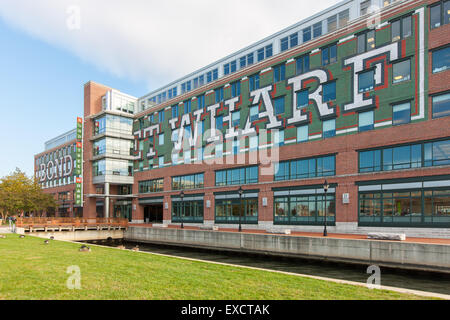 Bond Street Wharf in the historic Fell's Point neighborhood in Baltimore, Maryland. Stock Photo