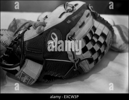 Los Angeles, CALIFORNIA, USA. 11th July, 2015. A detail picture of a baseball glove on Saturday 11 July 2015.ARMANOD ARORIZO. © Armando Arorizo/Prensa Internacional/ZUMA Wire/Alamy Live News Stock Photo