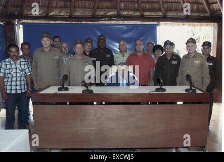 Havana. 9th July, 2015. Image taken on July 9, 2015 shows Cuban former leader Fidel Castro(C) taking part in a meeting with officers and civil servants of the Interior Ministry and the Cuban Revolutionary Armed Forces involved in the production of food, in Havana, Cuba. Former Cuban leader Fidel Castro has handed awards to a group of workers for their outstanding work in food production, the official Granma daily reported Saturday. © Estudios Revolucion/Prensa Latina/Xinhua/Alamy Live News Stock Photo