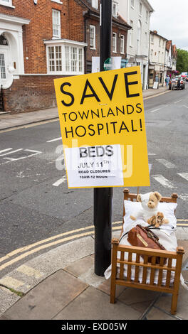 Henley-on-Thames, UK. 11th July, 2015. Bandaged teddy bear outside a toy shop on the route of a peaceful protest march in Henley-on-Thames, Oxfordshire, England, on Saturday 11 July 2015 against the Oxfordshire Clinical Commissioning Group's plans for its new health campus, Townlands Hospital.  The new hospital was originally planned to have 18 beds, now changed to five beds in a care home to be built next to the hospital, which would leave Townlands without any beds for 6 months. Credit:  Graham Prentice/Alamy Live News Stock Photo
