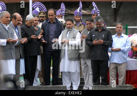 Srinagar, Kashmir. 13th July, 2015. Jammu and Kashmir state Chief Minister Mufti Mohammad Syed , along with party members pray at Martyr's Graveyard in Srinagar, . Martyr's Day is observed on July 13 in Kashmir traditionally by both separatists and pro-Indian Kashmiris to commemorate the day in 1931 when the region's Hindu king ordered more than 20 Kashmiri Muslims executed in a bid to put down an uprising. Separatist group Credit: Sofi Suhail/Alamy Live News Stock Photo