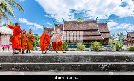 Lao People's Democratic Republic, Luang Prabang, Temple of the Golden City, young novice monks at Wat Xieng Thong Stock Photo