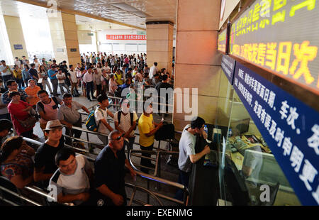 Lanzhou, China's Gansu Province. 13th July, 2015. Passengers queue up to buy tickets at Lanzhou Railway Station in Lanzhou, capital of northwest China's Gansu Province, July 13, 2015. Lanzhou Railway Station recently witnessed its first travel peak this summer. © Chen Bin/Xinhua/Alamy Live News Stock Photo