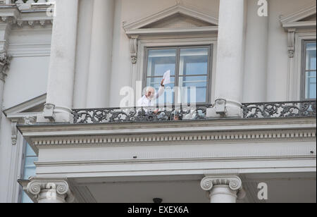 Iran's Minister for Foriegn Affairs Mohammad Javad Zarif shows a piece of a draft of the Nuclear agreement on the balcony of the Palias Coburg in Vienna, Austria 12 July 2015. Many Iranian reporters interepreted this picture to signify an end to nuclear negotiations but the agreement has not been finalised. Photo: Mehdi Ghassemi/dpa Stock Photo