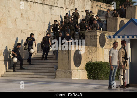 Athens, Greece. 13th July, 2015. Riot police forces secure the parliament's entrance. Hundreds gathered at Syntagma square in front of the Greek perliament to protest against the bailout deal primeminister A. Tsipras agreed to at the Euro Summit. Credit:  Nikolas Georgiou/ZUMA Wire/ZUMAPRESS.com/Alamy Live News Stock Photo