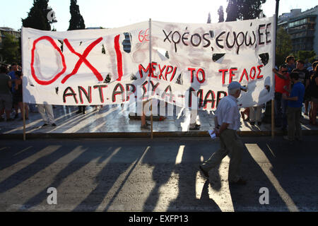 Athens, Greece. 13th July, 2015. Leftists demonstrated in Syntagma square against the new agreement between the Greek government and its international creditors during the Eurogroup Summit new austerity measures that will be imposed. © George Panagakis/Pacific Press/Alamy Live News Stock Photo