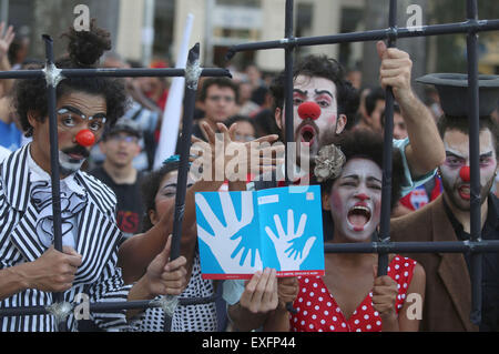 Sao Paulo, Brazil. 13th July, 2015. Members of social organizations and left-wing parties participate in a protest against a constitutional ammendment that decreases the age for crime responsability from 18 to 16 years old, in Sao Paulo, Brazil, on July 13, 2015. Credit:  Rahel Patrasso/Xinhua/Alamy Live News Stock Photo