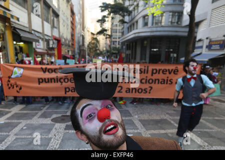 Sao Paulo, Brazil. 13th July, 2015. Members of social organizations and left-wing parties participate in a protest against a constitutional ammendment that decreases the age for crime responsability from 18 to 16 years old, in Sao Paulo, Brazil, on July 13, 2015. Credit:  Rahel Patrasso/Xinhua/Alamy Live News Stock Photo