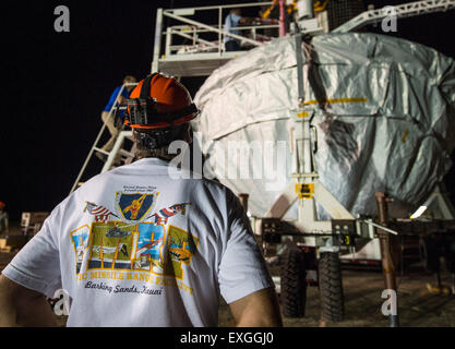 Decelerator Machine Large payload landing test vehicle. Saucer-shaped test vehicle for NASA ...