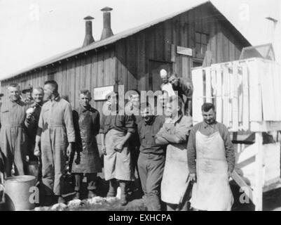 Group of men with pot of potatoes, Camp Funston 1 Stock Photo