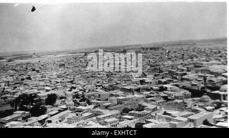 Middle East 1950-1955: Syria View of the city of Aleppo with the citadel  above Date: 1950 Location: Aleppo, Syria Keywords: fortresses, landscapes,  panoramas Stock Photo - Alamy