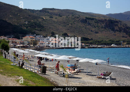 Tourists walk or lie on the beach in Kolymvari on Crete island, Greece, 29 June 2015. Photo: Philipp Laage/dpa Stock Photo