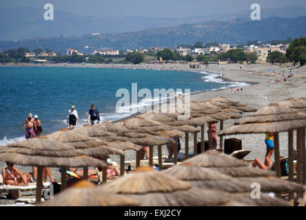 Tourists walk or lie on the beach in Kolymvari on Crete island, Greece, 29 June 2015. Photo: Philipp Laage/dpa Stock Photo