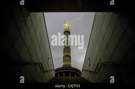 Berlin, Germany. 09th July, 2015. Dark clouds hover above bronze sculpture Victoria on top of the victory column, a major landmark of Berlin, Germany, 09 July 2015. Photo: Paul Zinken/dpa/Alamy Live News Stock Photo