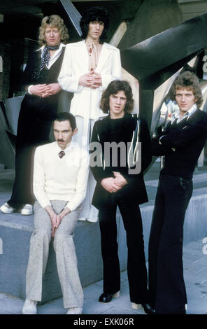 SPARKS  American pop group in 1974 with Ron Mael seated front and brother Russell in white suit Stock Photo