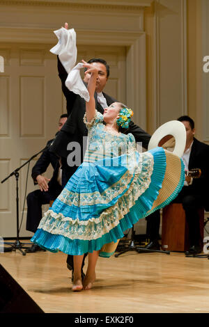 Peruvian folk (Marinera Norteña) dancers Stock Photo