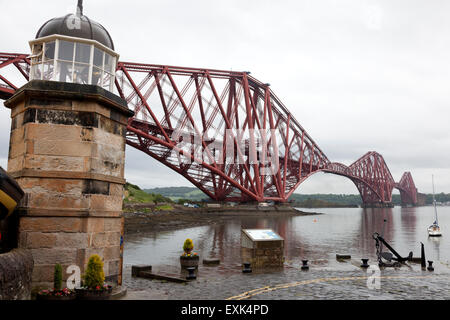 North Queensferry Light Tower beside the Forth Bridge, North Queensferry, Fife Stock Photo