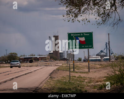 Marker at the border along US 87, leaving New Mexico. Texas tells motorists they are entering the Lone Star state. Stock Photo