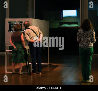Frankfurt, Germany. 14th July, 2015. Visitors look at art works at the exhibition of the American artist Doug Aitken, which is held from July 9 to Sept. 27, at the Schirn KUnsthalle Frankfurt, Germany, July 14, 2015. © Luo Huanhuan/Xinhua/Alamy Live News Stock Photo