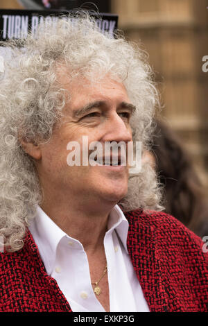 Westminster, London, July 14th 2015. Hundreds of animal rights activists and members of hunt saboteur groups gather outside Parliament to 'Fight For THe Fox' as Paliament discusses an amendment to the bill outlawing fox hunting that could see the sport return to the British countryside. PICTURED: Queen guitarist and animal rights activist Brian May helps add his influence to the anti-foxhunting campaign. Credit:  Paul Davey/Alamy Live News Stock Photo