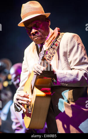 Bollate Milan Italy. 14th July 2015. The legendary Cuban band THE ORQUESTA BUENA VISTA SOCIAL CLUB performs live on stage in their farewell tour called 'Adios Tour' during the 'Villa Arconati Festival' Credit:  Rodolfo Sassano/Alamy Live News Stock Photo