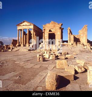 Eine Besichtigung von Sufetula, der Ausgrabungsstätte von Sbeitla, in nord-zentral Tunesien, Tunesien 1970er Jahre. Visitation of  Sufetula, the archaeological site of Sbeitla, in north-central Tunisia, Tunisia 1970s. Stock Photo