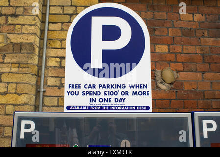 Parking sign with inducement to spend £100 in the Designer Outlet Centre and gain free car parking Stock Photo
