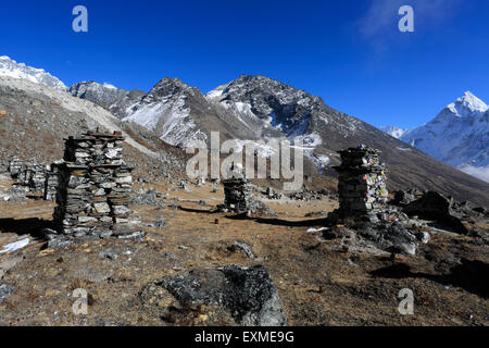 Memorials and Tombstones to climbers and Sherpas who have died on Everest, Thokla Dughla Pass, Sagarmatha National Park, UNESCO Stock Photo