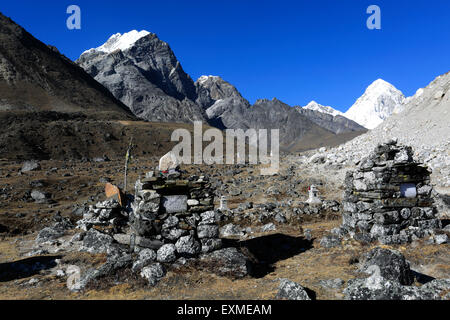 Memorials and Tombstones to climbers and Sherpas who have died on Everest, Thokla Dughla Pass, Sagarmatha National Park, UNESCO Stock Photo