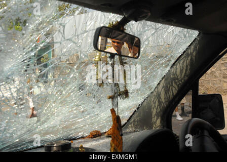 Rioters break glass panes of vehicles in Bhandup Dalit community resort to violent protests Mumbai Stock Photo