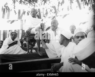 Mahatma Gandhi Sardar Vallabhbhai Patel walking 1945 Stock Photo - Alamy
