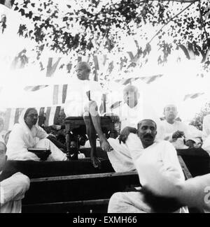 Mahatma Gandhi Sardar Vallabhbhai Patel walking 1945 Stock Photo - Alamy
