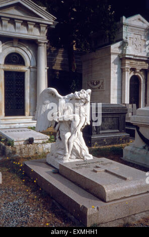 Eine Besichtigung des Monumentalfriedhofs Staglieno in Genua an der italienischen Riviera, Ligurien, Italien 1980er Jahre. Visitation of the Monumental Cemetery of Staglieno at the Italian Riviera, Liguria, Italy 1980s. Stock Photo