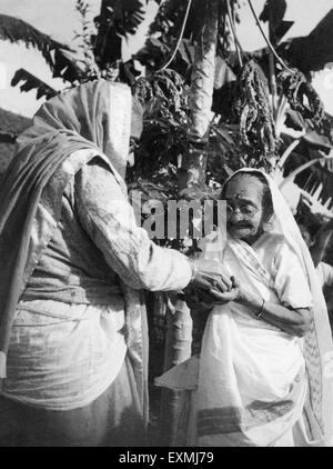 Kasturba Gandhi receiving gift, Sevagram Ashram, Sewagram, Wardha, Nagpur, Maharashtra, 1942, India, Asia, old vintage 1900s picture Stock Photo