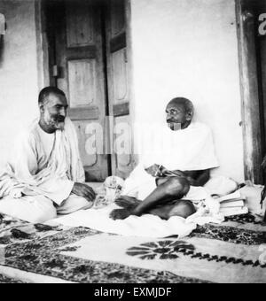 Mahatma Gandhi talking to Khan Abdul Gaffar Khan during his visit to the North West Frontier Provinces to Afghanistan Stock Photo