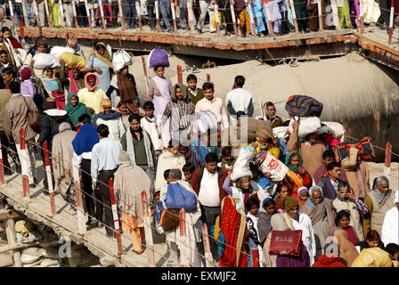 Hindu pilgrims arriving ; Ardh Kumbh Mela ; Kumbh Mela ; Kumbha Fair ; Sangam ; Allahabad ; Ilahabad ; Prayagraj ; Uttar Pradesh ; India ; Asia Stock Photo