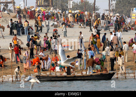 Hindu pilgrims arriving ; Ardh Kumbh Mela ; Kumbh Mela ; Kumbha Fair ; Sangam ; Allahabad ; Ilahabad ; Prayagraj ; Uttar Pradesh ; India ; Asia Stock Photo