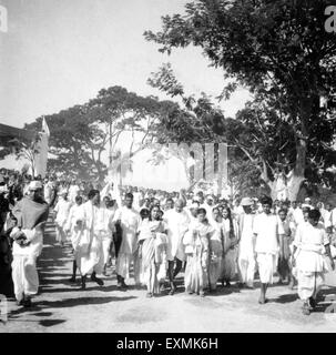 Mahatma Gandhi with Sushila Nayar and Abha Gandhi and others visiting Khadi Prathisthan Sodepur Stock Photo