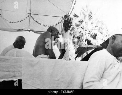 Mahatma Gandhi delivering a speech in the riot effected area of Noakhali East Bengal ; November 1946 ; Thakkar Bapa Stock Photo