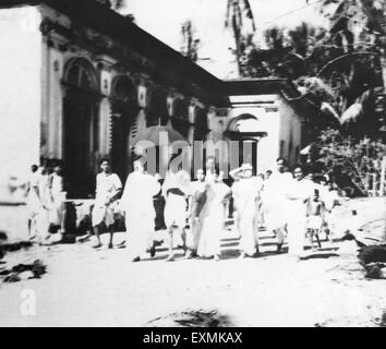 Mahatma Gandhi walking Abha Gandhi Sushila Nayar Sushila Pai front building effected Hindu Muslim riots Noakhali East Bengal Stock Photo