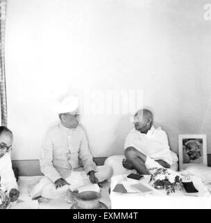 Mahatma Gandhi talking with Sarvepalli Radhakrishnan at Birla House ; Mumbai ; 1944 ; Pyarelal Nayar NO MR Stock Photo