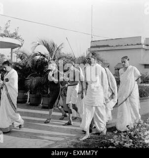 Rajkumari Amrit Kaur ; Agatha Harrison ; Mahatma Gandhi ; Pyarelal Nayar evening walk at Birla House Stock Photo