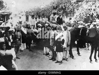 Mahatma and Kasturba Gandhi on their return to India from South Africa ...