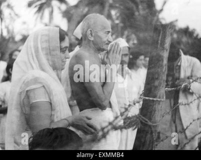 Sumati Morarjee and Mahatma Gandhi greeting people at Juhu Beach Bombay Mumbai Maharashtra India Asia May 1944 old vintage 1900s picture Stock Photo