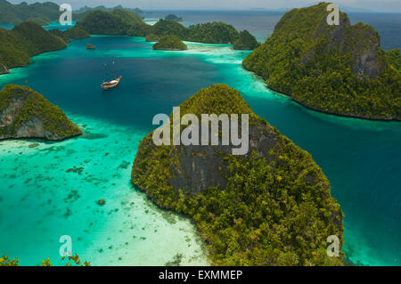 Cruising in Indonesia, elevated view of Wayag, Raja Ampat Islands Stock Photo