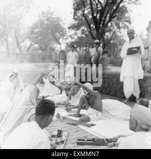 Mahatma Gandhi spinning ; New Delhi ; 1939 ; Prabhavati Jayaprakash ; Mahadev Desai ; India NO MR Stock Photo