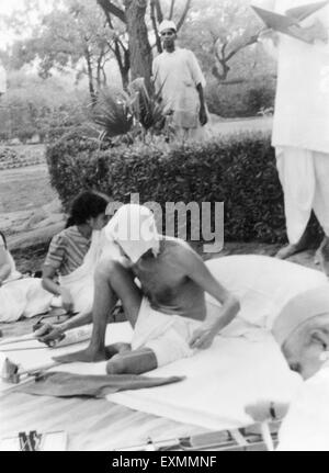 Mahatma Gandhi spinning ; New Delhi ; 1939 ; Sushila Nayar ; Mahadev Desai ; India NO MR Stock Photo