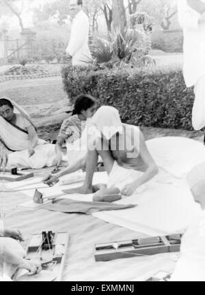 Mahatma Gandhi spinning ; New Delhi ; 1939 ; Sushila Nayar ; Mahadev Desai ; India NO MR Stock Photo