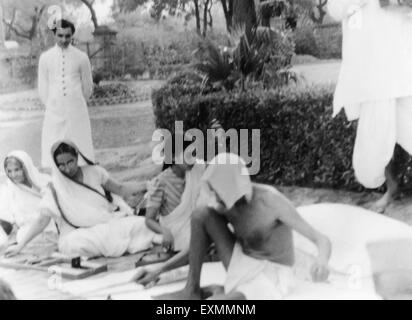 Mahatma Gandhi spinning ; New Delhi ; 1939 ; Prabhavati Jayaprakash ; Mahadev Desai ; India NO MR Stock Photo