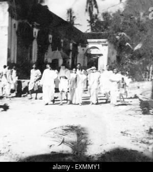 Mahatma Gandhi Sushila Nayar Abha Gandhi walking 1944 Stock Photo